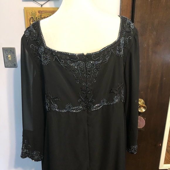 Black gown - Picture 6 of 12